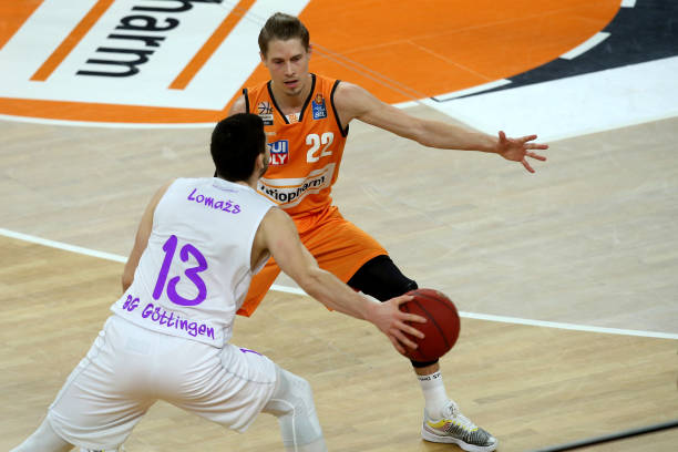 以稳健的防 以稳健的防