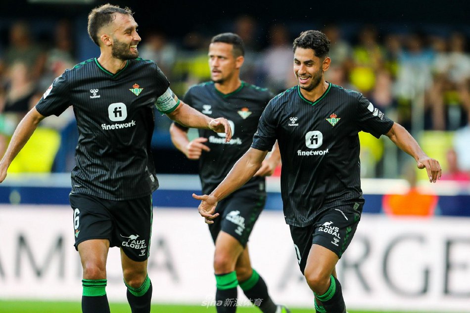 三人曾在某 三人曾在某